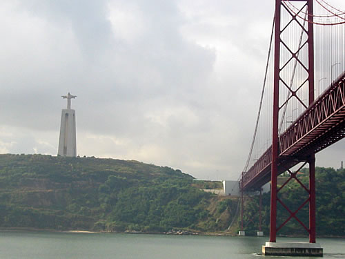 Blick entlang der "Ponte 25 de Abril" auf die Jesusstatue