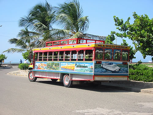 Karibische Linienbusse sind etwas bunter als die Busse bei uns