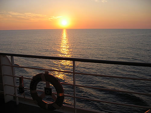 Ein traumhafter Sonnenuntergang auf dem Mittelmeer