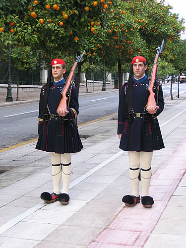 Griechische Soldaten in ihren traditionellen Röckchen