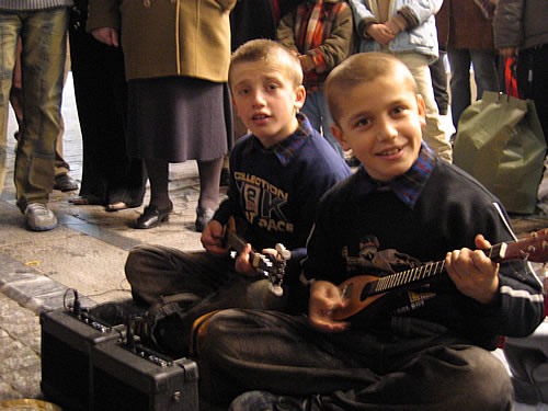 Zwei Jungs, die in der Athener Einkaufszone lautstarke griechische Lieder schmettern