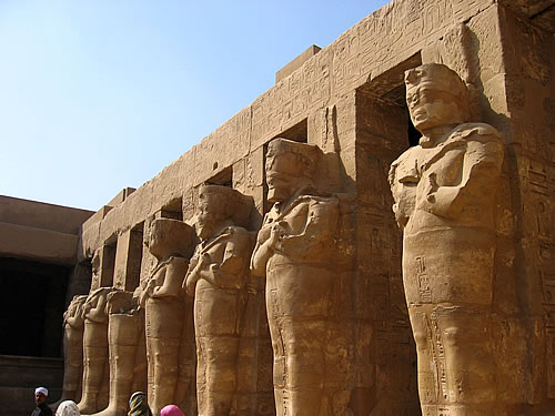 Die ersten Bauten von Karnak stammen aus der 12. Dynastie (ca. 2000 v. Chr.)