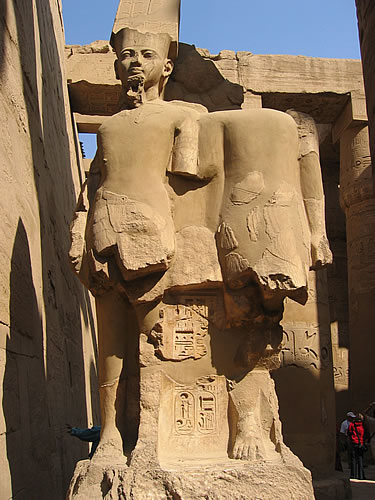 Statuen in derTempelanlage von Karnak