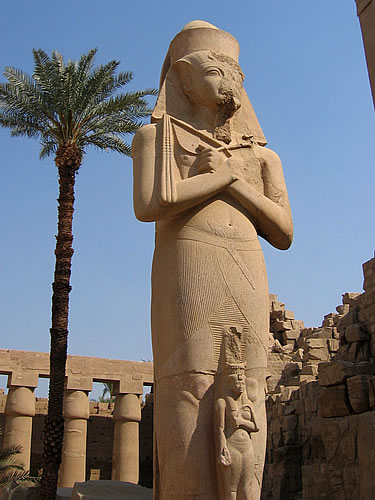 Kolossalstatue von Ramses II. und seiner Frau