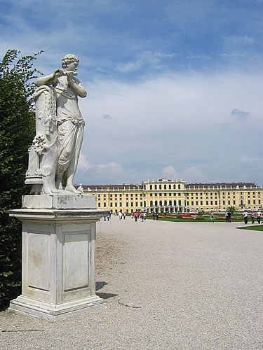 Hinter dem Schloss Schönbrunn