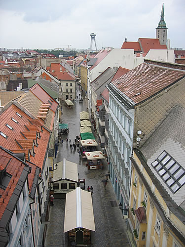 Blick vom Michaelertor auf eine Gasse in der Altstadt Bratislavas