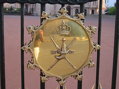 Goldenes Wappen am Palast des Sultans vom Oman