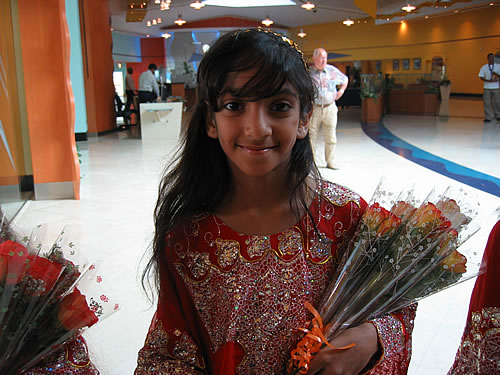 Freundlicher Empfang am Kreuzfahrtterminal von Dubai mit einer roten Rose