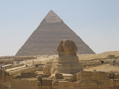 Der Sphinx, im Hintergrund die Chephren-Pyramide