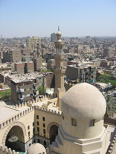 Wir besteigen das Minarett und blicken quer über die Altstadt von Kairo