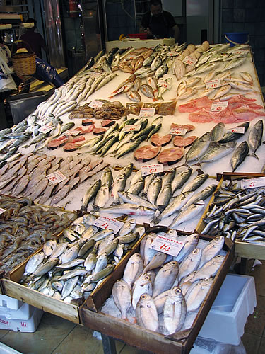 Frischer Fisch auf dem Markt von Thessaloniki