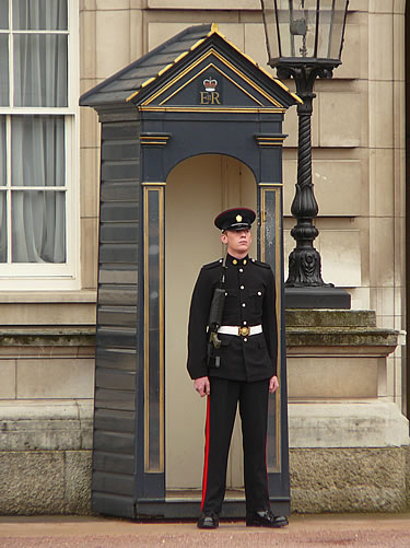Wachsoldat vor dem Buckingham Palace