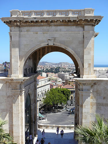 Blick durch das Tor der Bastione San Remy