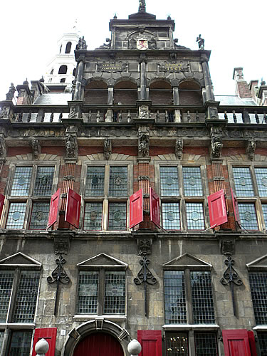 Das Alte Rathaus ist ein bedeutender Renaissance-Bau der nördlichen Niederlande