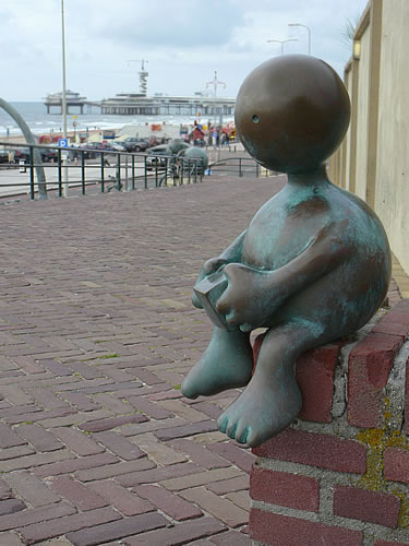 Skulptur an der Strandpromenade von Scheveningen
