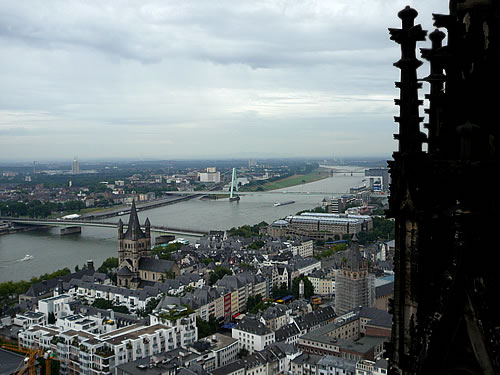 Blick vom Südturm des Kölner Doms auf den Rhein