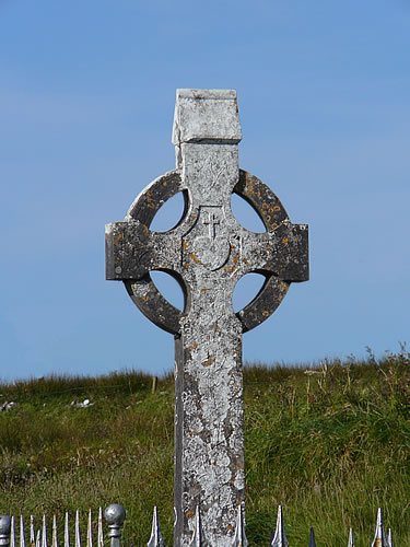 Keltisches Hochkreuz auf einem Grab