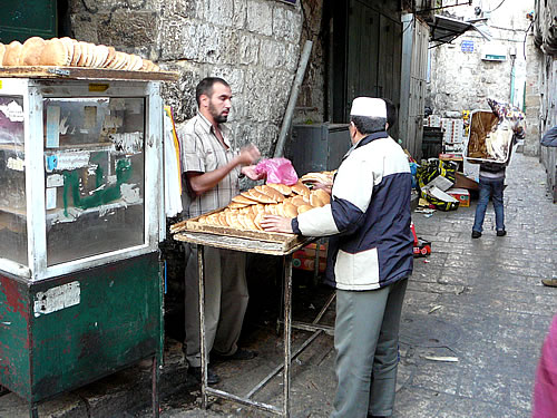Brot-Verkäufer im arabischen Viertel von Jerusalem