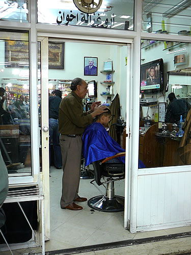 Arabischer Barbier bei der Arbeit