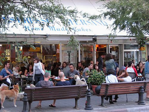 Junge Israelis in einem Straßencafé