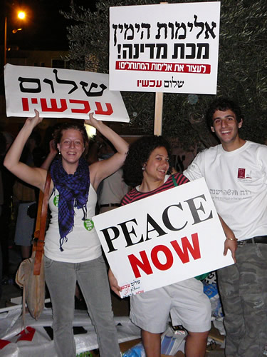 Junge Israelis auf einer Friedenskundgebung