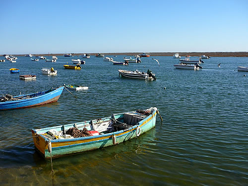 Boote in einer Lagune an der Algarve