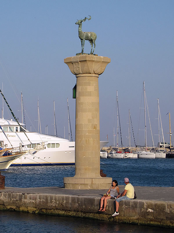 Die Statue Elafos an der Hafeneinfahrt ist das Wahrzeichen von Rhodos