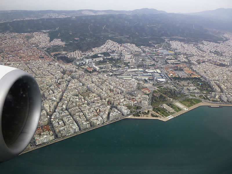 Blick auf die Hafenpromenade von Thessaloniki beim Anflug